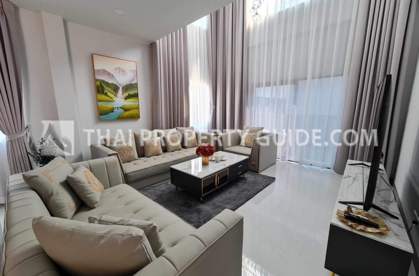 House with Shared Pool in Bangnatrad 